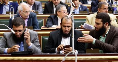 حزب النور وتاريخه الأسود مع المرأة.. تحريم اختلاطها مع الرجال واعتبار صوتها عورة.. يصفها بوردة عمرها قصير.. ورفضه تشديد عقوبة الختان يثبت نظرته الضيقة